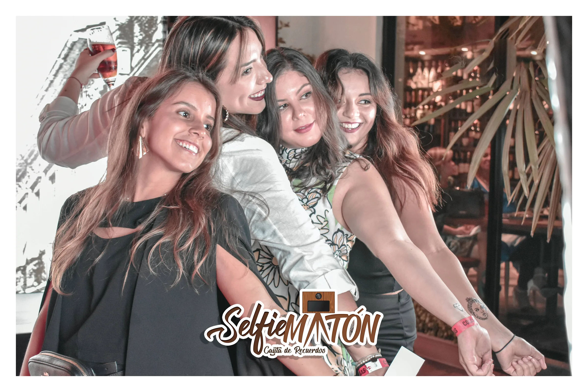 Grupo de amigas disfrutando de una experiencia SelfieMatón en un evento